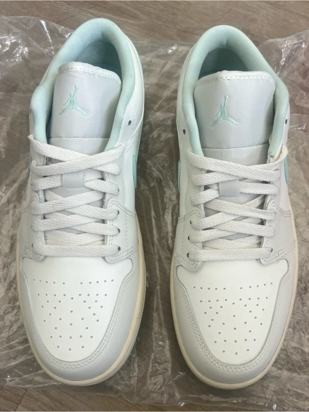 WOMEN'S Size 10/M 8.5. AIR JORDAN RETRO 1 LOW CASUAL. OFF White and Mint